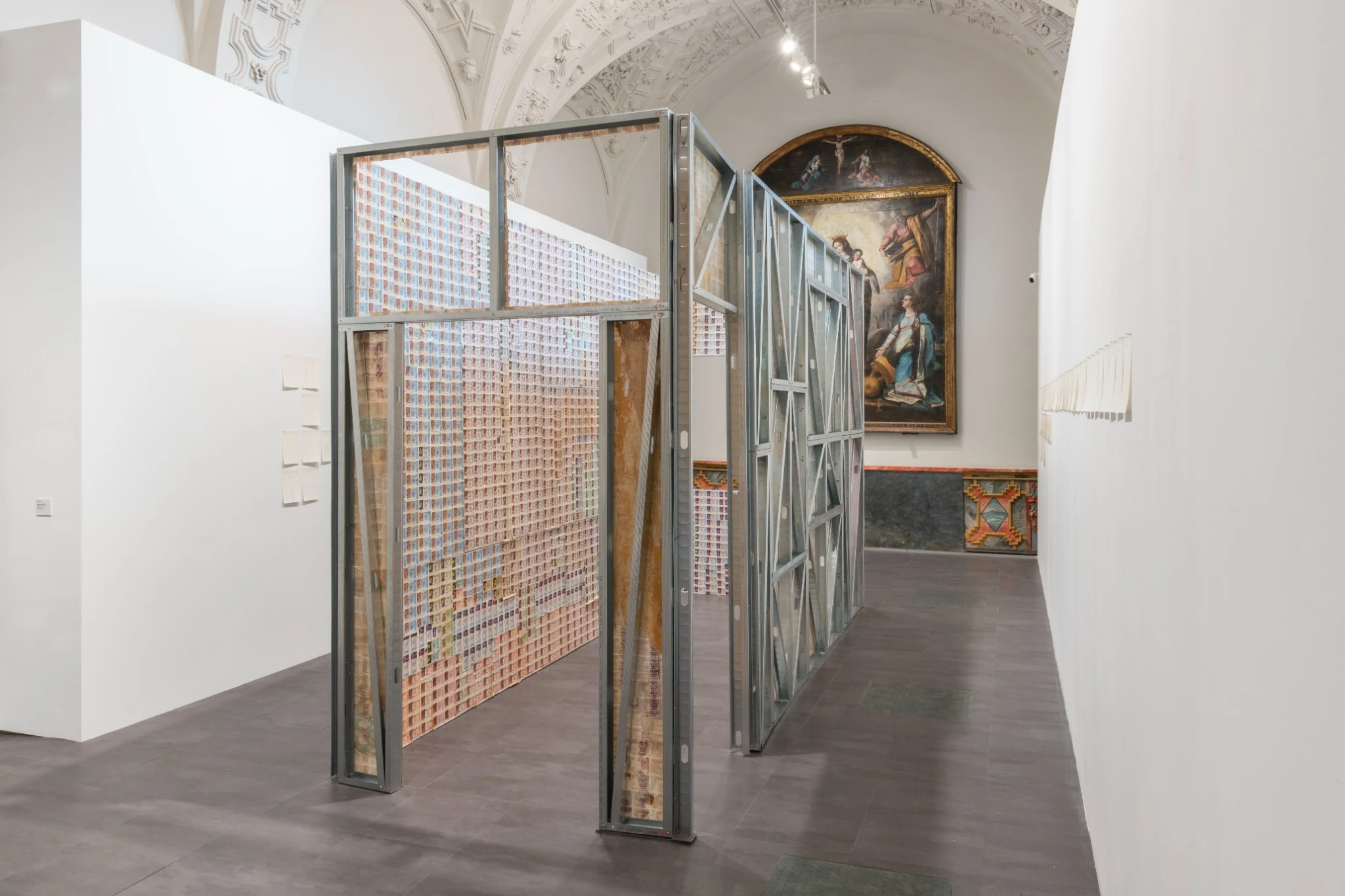 Golpe de suerte, oblique installation view.