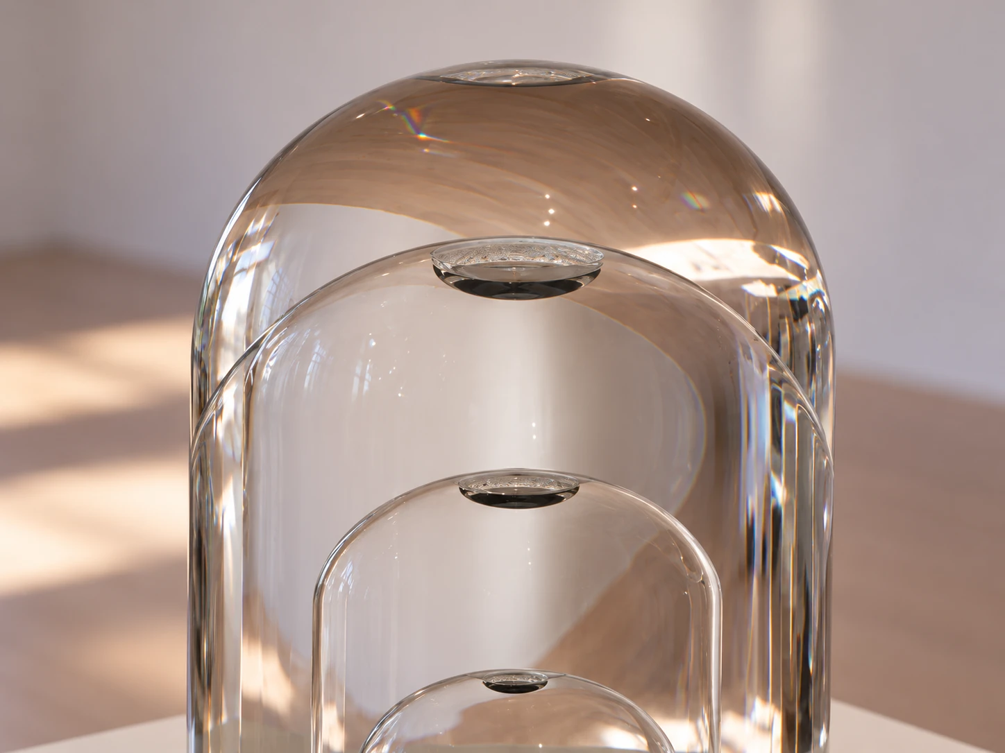 Detail of the alignment of the four urns.